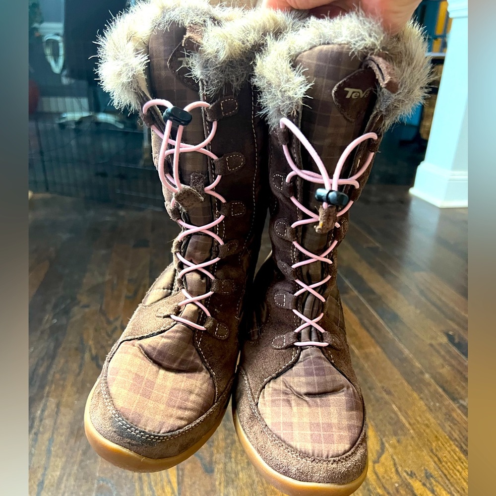 Brand New Teva winter boots size 5
